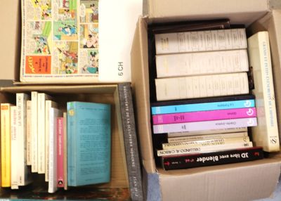 une boîte pleine de livres posée sur une table