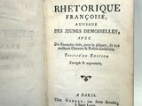 un livre sur lequel on peut lire quelque chose, posé sur une table