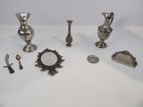 beaucoup d'objets en argent posés sur une table