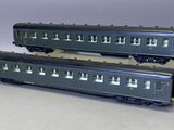 deux wagons noirs posés côte à côte sur une table