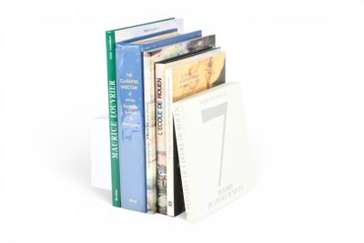 les livres sont empilés sur une surface blanche