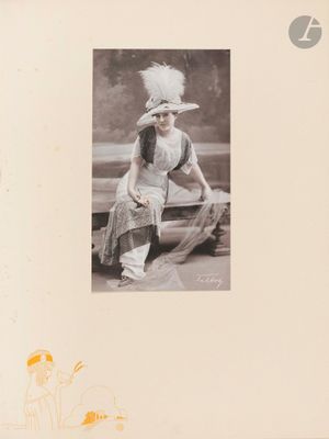 une vieille photo d'une femme assise sur un banc, coiffée d'un chapeau