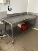 Une table rectangulaire en acier à tablette médiane, sur rou… (photo 2)