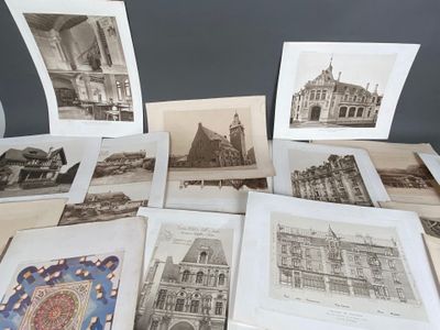 de nombreuses photos de bâtiments anciens posées sur la table