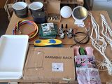 une table sur laquelle se trouvent de nombreux objets