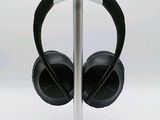 le casque est posé sur un support, sur une surface blanche