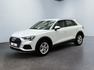 un SUV Audi blanc garé dans une pièce blanche