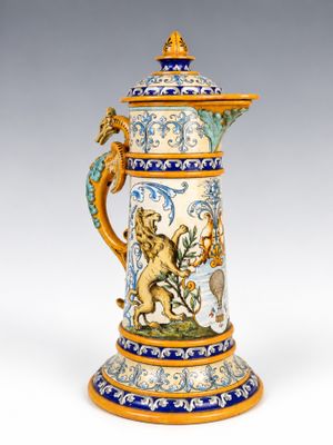 un gros plan d'un vase bleu et blanc orné d'un lion