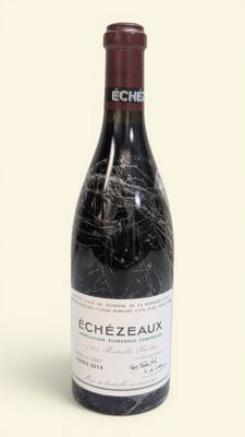 une bouteille de vin posée sur une table