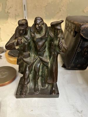 une figurine en bronze représentant un groupe de personnes