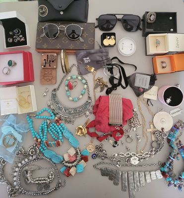 beaucoup de bijoux posés ensemble sur la table