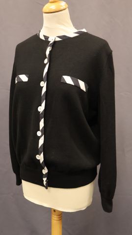 VALENTINO Studio– Gilet noir bordé de soie rayée. Taille 44