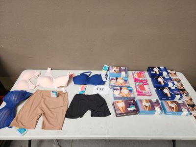 une table sur laquelle sont posés de nombreux vêtements