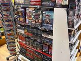beaucoup de jouets sur les étagères du magasin