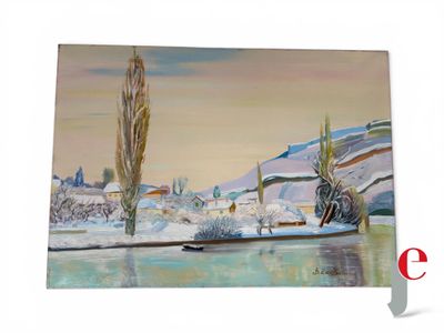 tableau représentant un paysage hivernal avec une rivière et un village au loin