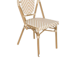 une chaise en osier posée sur un fond blanc