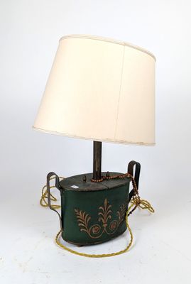une lampe posée sur une table sur laquelle se trouve une autre lampe