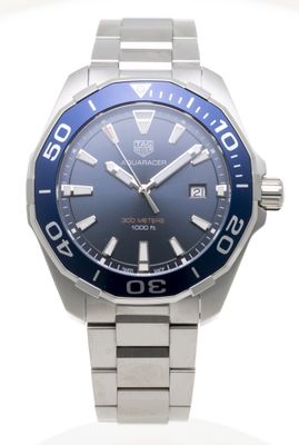 gros plan d'une montre sur une surface blanche