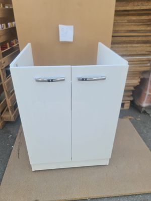une armoire blanche à deux portes et un carton