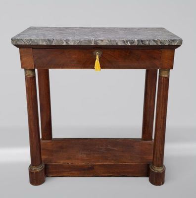 une petite table avec un plateau en marbre et un piètement en bois