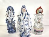 trois figurines chinoises représentant des hommes et des femmes, de couleur bleue et blanche