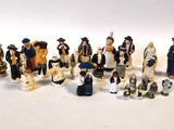 de nombreuses figurines représentant des personnes vêtues de costumes variés