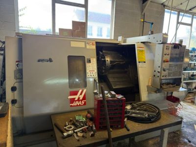 une machine posée sur une table dans une pièce