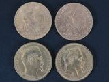 trois pièces britanniques, une en argent et une en argent, sur fond bleu