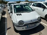 une voiture blanche garée dans un parking à côté d'autres voitures