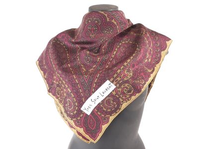 Yves Saint Laurent carré en soie à motif cashemere stylisé.