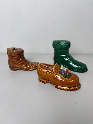 trois chaussures de couleurs différentes posées sur une surface blanche