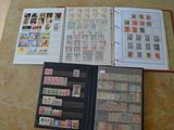 beaucoup de timbres sur la table et un livre sur la table
