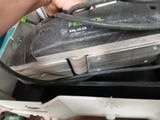 une personne qui tient un bagage