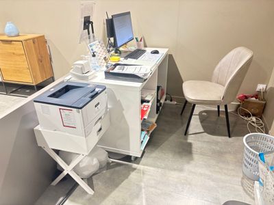 Un bureau blanc en mélaminé sur roulettes, un petit meuble b… - Photo 1