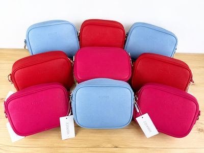 six sacs-repas de couleurs différentes posés sur une table en bois