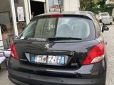 une voiture noire garée devant un bâtiment
