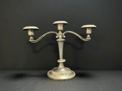 CANDELABRE à trois feux en métal.