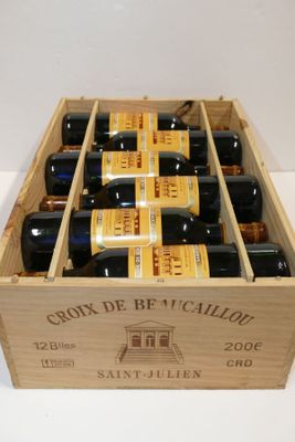 six bouteilles de vin dans un coffret en bois