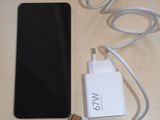 un téléphone portable et un chargeur posés sur une table