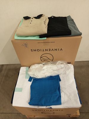 une boîte de vêtements posée sur un carton