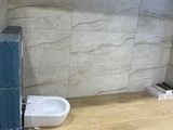 une photo d'une salle de bains avec un lavabo et des toilettes