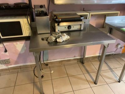 une table sur laquelle se trouvent un grille-pain et un micro-ondes