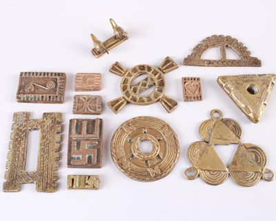 Afrique de l'Ouest, Akan. Ensemble de treize poids à peser e…