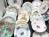 un grand nombre d'assiettes posées sur une table