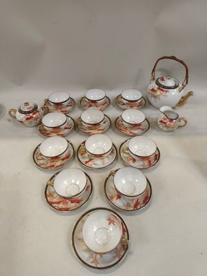 beaucoup de tasses et de soucoupes sur la table