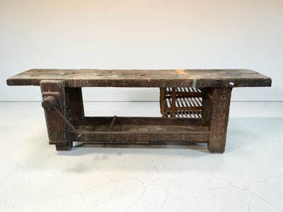 une vieille table en bois sur laquelle est posé un panier