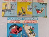 quatre livres pour enfants sont alignés sur une surface blanche