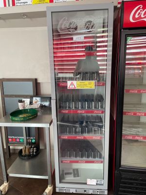 deux réfrigérateurs à boissons gazeuses exposés dans un magasin