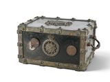 une petite boîte en métal sur laquelle est représentée une horloge