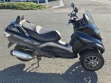 un scooter garé sur le parking